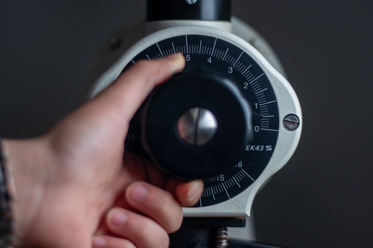 آیا تغییر درجه‌ی آسیاب باید اولین متغیر ما در کالیبریشن اسپرسو باشد؟